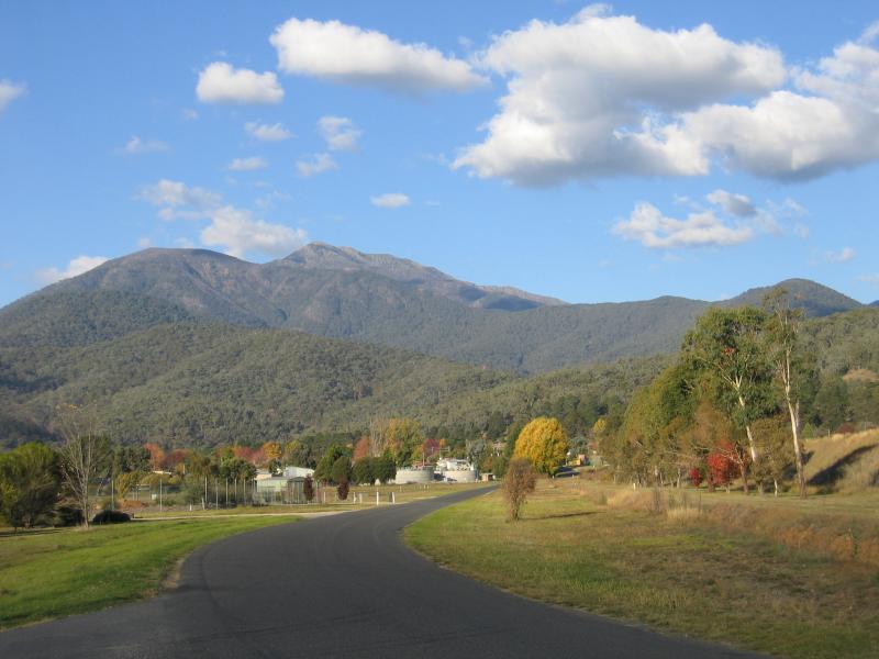 Mount Beauty - Regulating Pondage, Embankment Drive: View east along Embankment Dr at Mill Rd