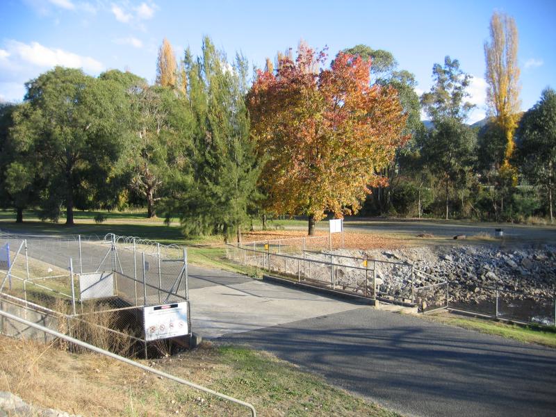 Mount Beauty - Regulating Pondage, Embankment Drive: View south-east along Embankment Dr towards Pondage outlet into Kiewa River