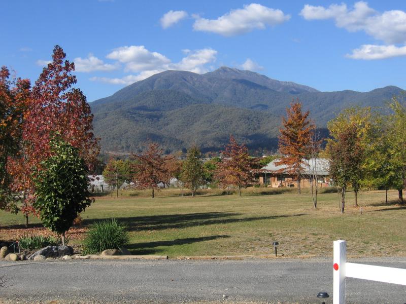 Mount Beauty - Tawonga South commercial centre, Kiewa Valley Highway: View east from Kiewa Valley Hwy at Wonnangatta Av