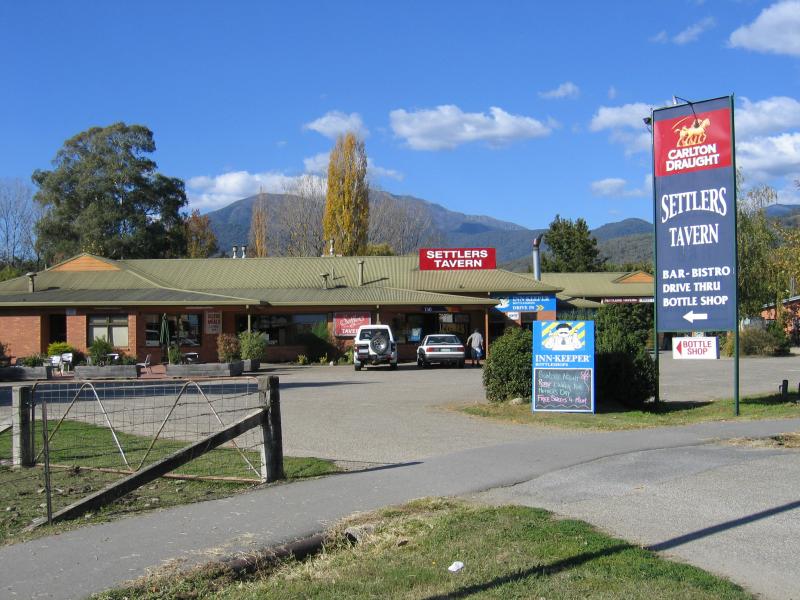 Mount Beauty - Tawonga South commercial centre, Kiewa Valley Highway: Settlers Tavern