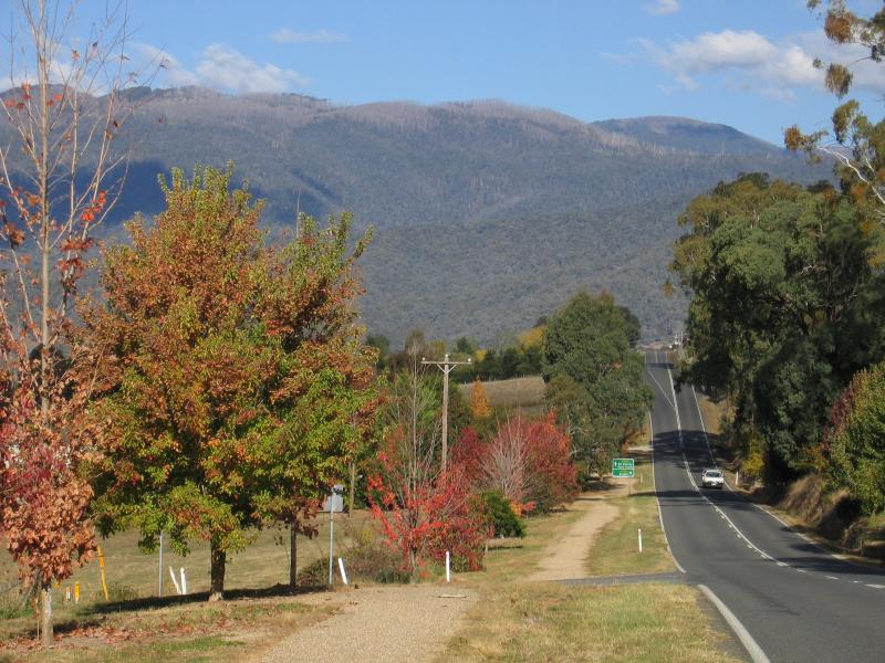 Mount Beauty - Kiewa Valley Highway at Bright-Tawonga Road: View south-east along Kiewa Valley Hwy towards Bright-Tawonga Rd