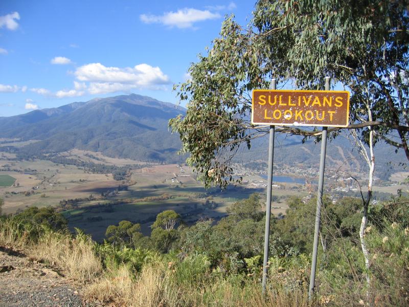 Mount Beauty - Sullivans Lookout, Bright-Tawonga Road: Lookout sign, view south-east towards town of Mt Beauty