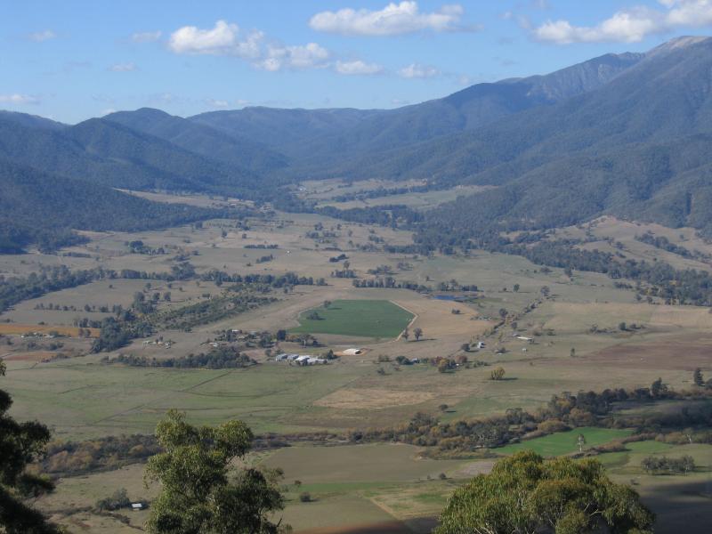 Mount Beauty - Sullivans Lookout, Bright-Tawonga Road: Easterly view