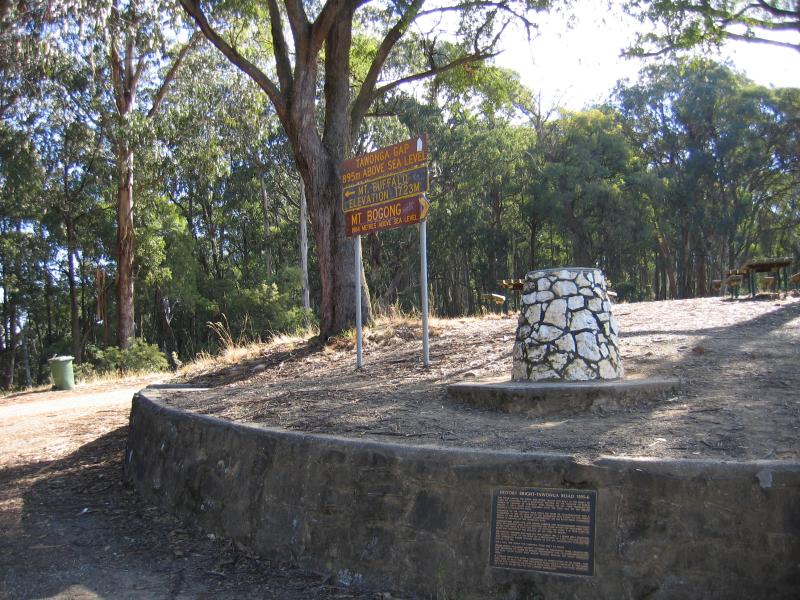 Mount Beauty - Tawonga Gap and lookout, Bright-Tawonga Road: Sign and monument at car park