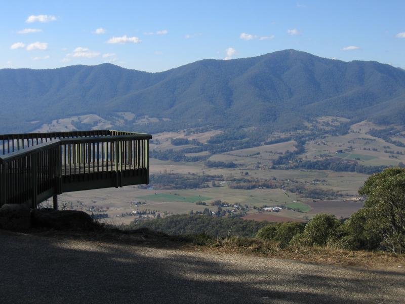 Mount Beauty - Tawonga Gap and lookout, Bright-Tawonga Road: Viewing platform