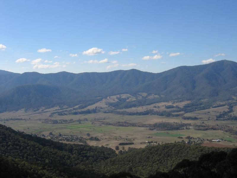Mount Beauty - Tawonga Gap and lookout, Bright-Tawonga Road: North-easterly view
