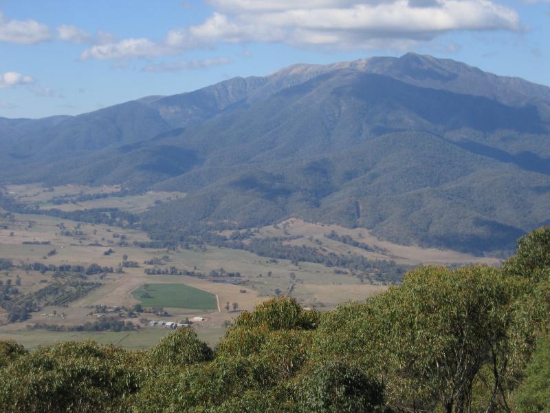 Mount Beauty - Tawonga Gap and lookout, Bright-Tawonga Road: South-easterly view