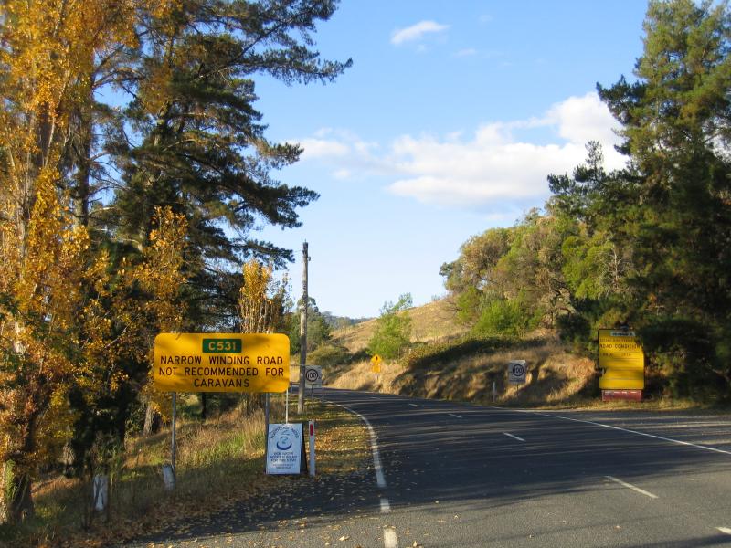 Mount Beauty - Bogong High Plains Road to Falls Creek: View east along Bogong High Plains Rd near golf course