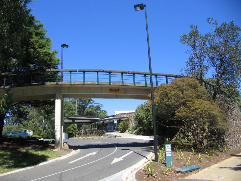 Mount Dandenong - Mount Dandenong Observatory, lookout and cafe/restaurant: Footbridge over car park at entrance to Sky High Restaurant