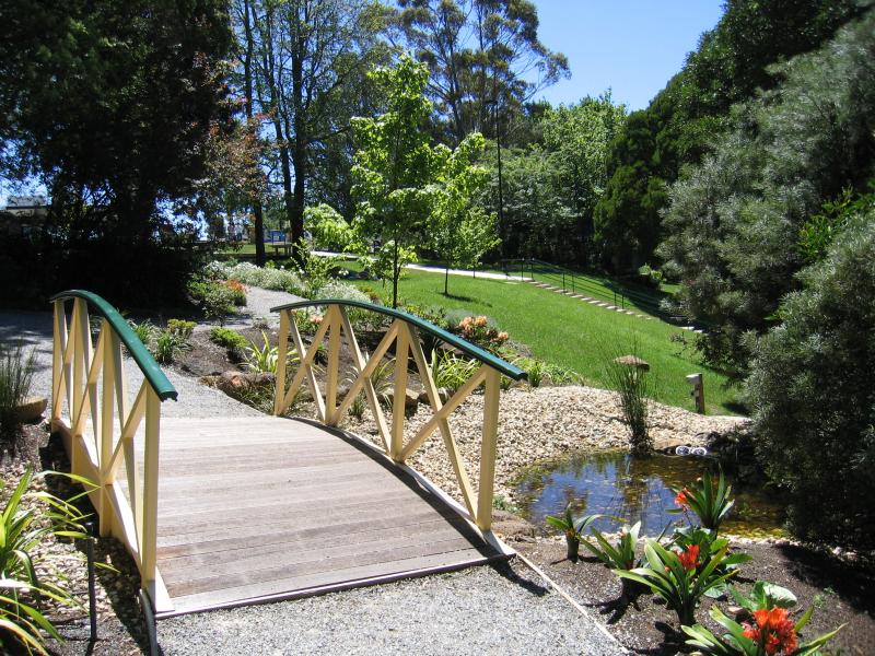 Mount Dandenong - Mount Dandenong Observatory, English Gardens: Footbridge