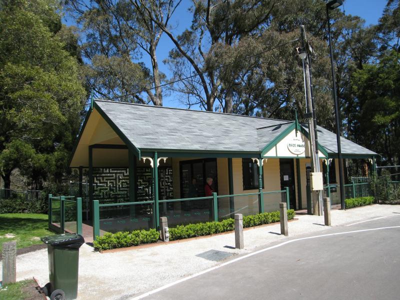 Mount Dandenong - Mount Dandenong Observatory, surroundings: Maze house