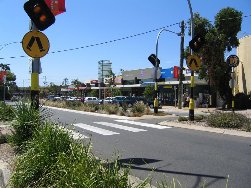 Mount Eliza - Commercial centre and shops: View north along Mount Eliza Way towards Canadian Bay Rd