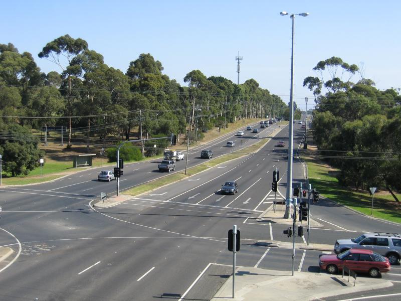 Mount Eliza - Attractions around Mount Eliza: View south-west along Nepean Hwy at Mt Eliza Way