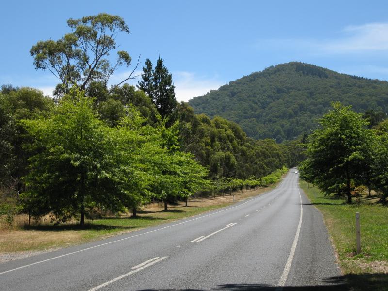 Mount Macedon - Mount Macedon Road: View north along Mt Macedon Rd at Childers Rd