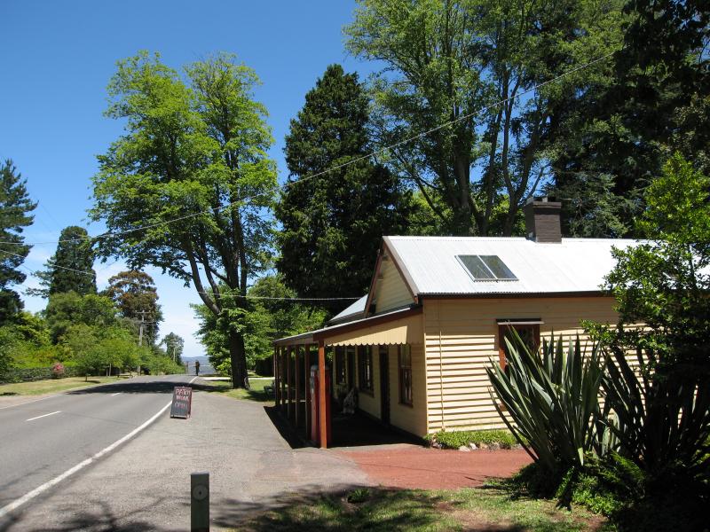 Mount Macedon - Mount Macedon Road: View south along Mt Macedon Rd at Devonshire La