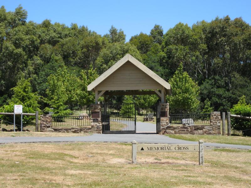 Mount Macedon - Memorial Cross, end of Cameron Drive: Information shelter at start of path to memorial cross