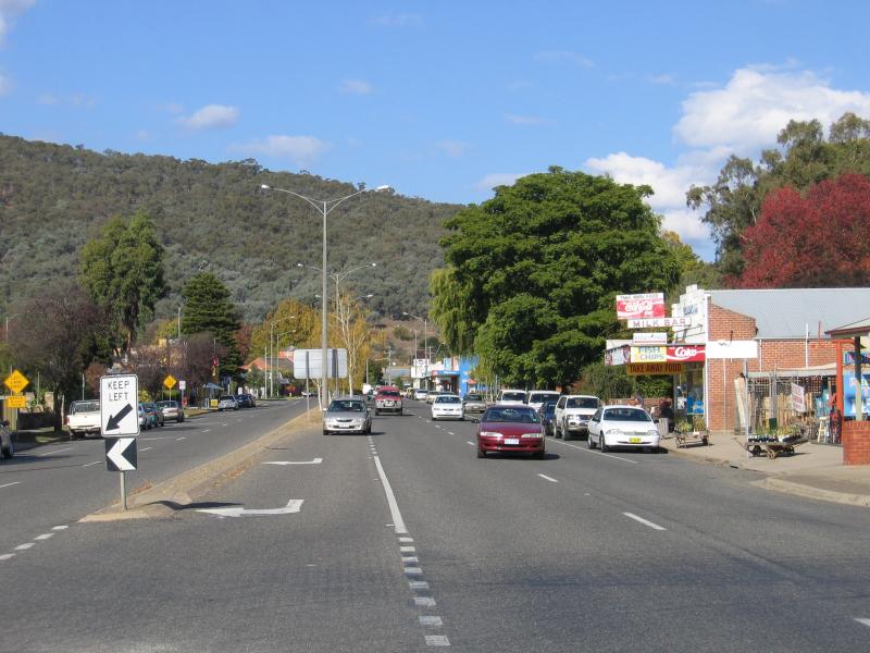 Myrtleford - Shops and commercial centre: View south-east along Myrtle St at Standish St