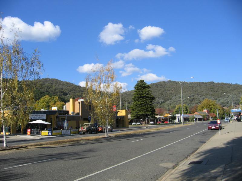 Myrtleford - Shops and commercial centre: View south-east along Myrtle St towards Clyde St