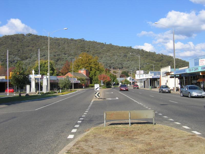 Myrtleford - Shops and commercial centre: View south-east along Myrtle St at Clyde St