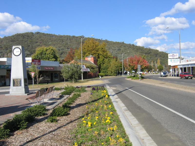 Myrtleford - Shops and commercial centre: View south-east along Myrtle St at Clyde St