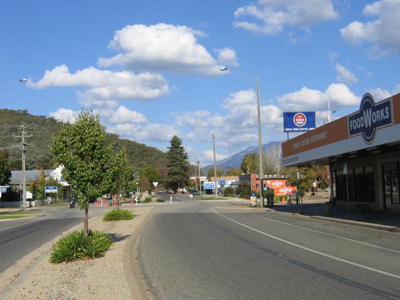 Myrtleford - Shops and commercial centre: View south-east along Myrtle St towards Albert St