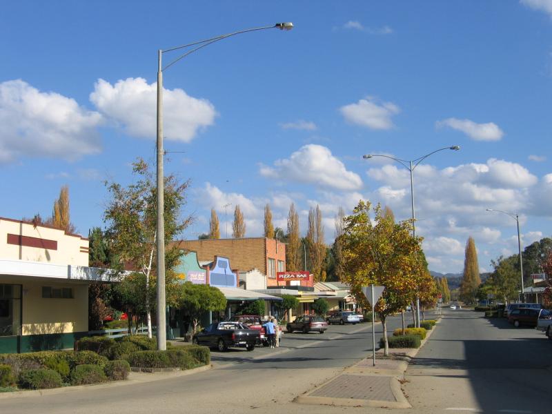 Myrtleford - Shops and commercial centre: View south-west along Standish St at Clyde St