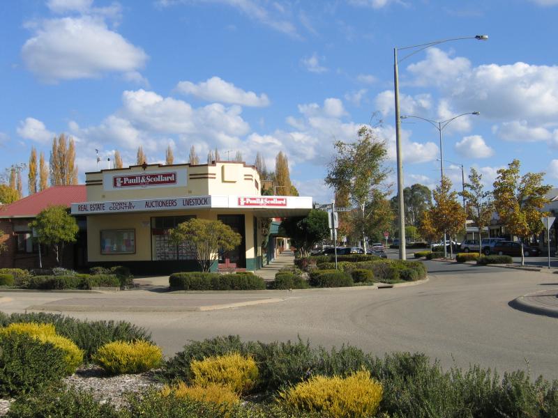 Myrtleford - Shops and commercial centre: View south-west along Standish St at Clyde St