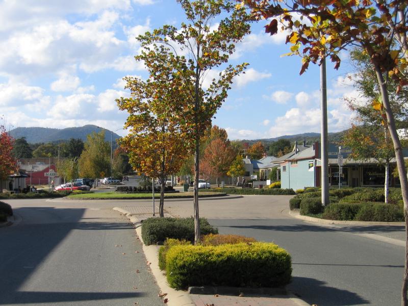 Myrtleford - Shops and commercial centre: View north-east along Standish St towards Clyde St