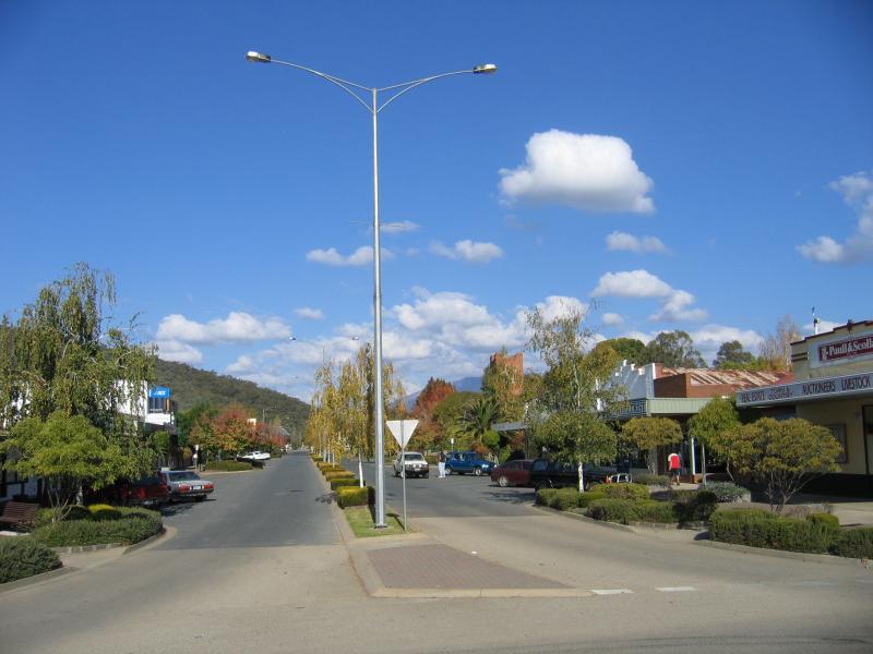 Myrtleford - Shops and commercial centre: View south-east along Clyde St at Standish St