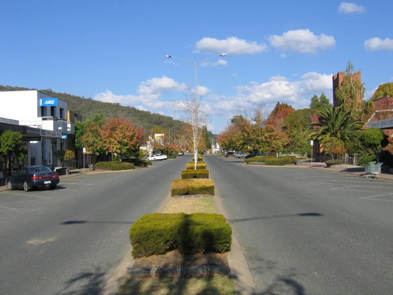 Myrtleford - Shops and commercial centre: View south-east along Clyde St between Standish St and Queen St
