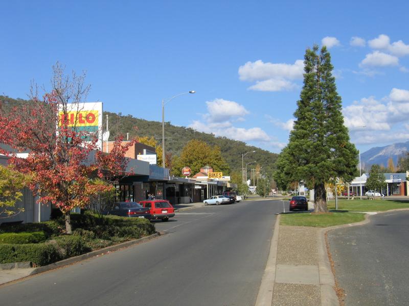 Myrtleford - Shops and commercial centre: View south-east along Clyde St at Queen St