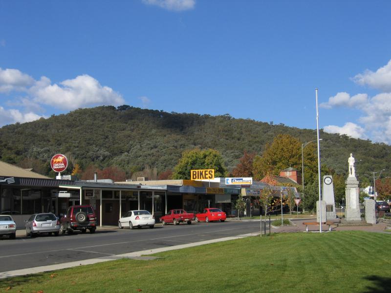 Myrtleford - Shops and commercial centre: View south-east along Clyde St at Myrtle St