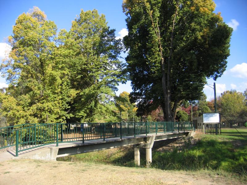 Myrtleford - Jubilee Park, Myrtle Street: Footbridge across Happy Valley Creek