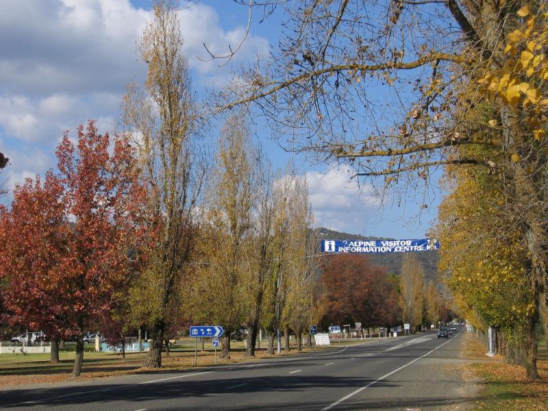 Myrtleford - Rotary Park, Great Alpine Road at Barwidgee Creek: View south-east along Great Alpine Rd at Rotary Park