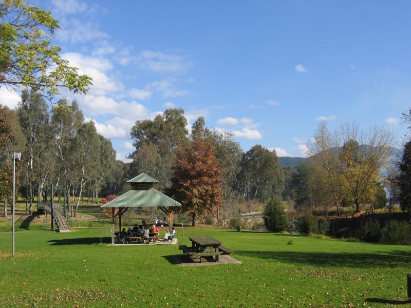 Myrtleford - Rotary Park, Great Alpine Road at Barwidgee Creek: Picnic areas and shelter