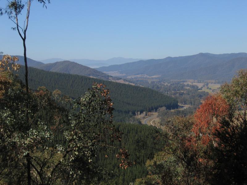 Myrtleford - Reform Hill lookout, Scenic Drive: South-easterly view along Great Alpine Rd
