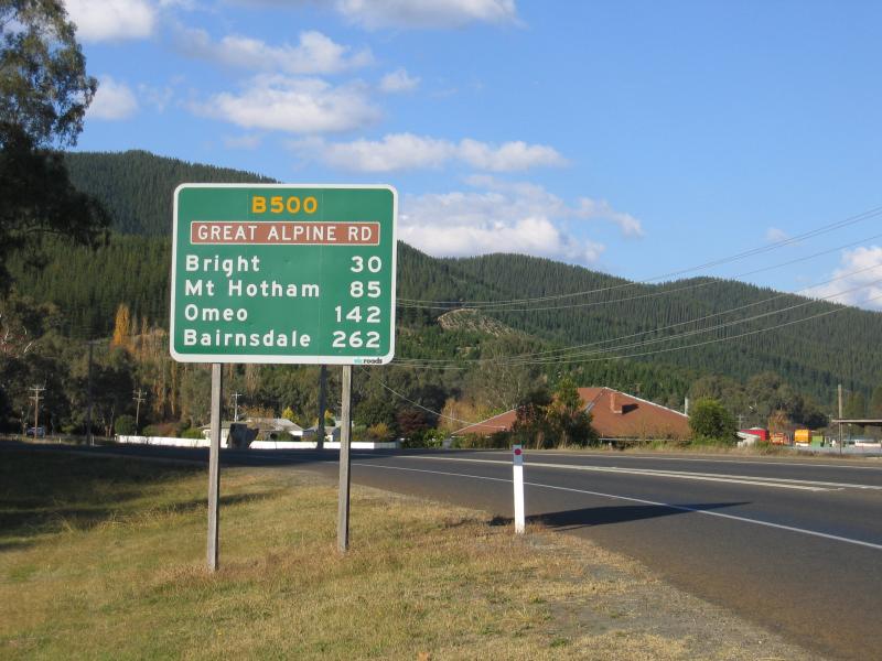 Myrtleford - East of Myrtleford: View east along Great Alpine Rd, east of Willow Gr