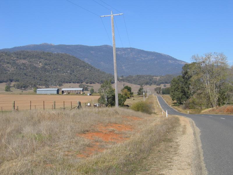 Myrtleford - Buffalo River Road: View south along Buffalo River Rd, 10 km south of Myrtleford