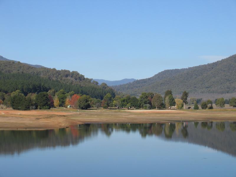 Myrtleford - Lake Buffalo dam wall: Easterly views from near dam wall across lake