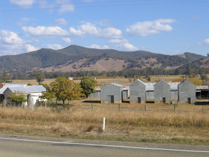 Myrtleford - Gapsted, Great Alpine Road north-west of Myrtleford: View south