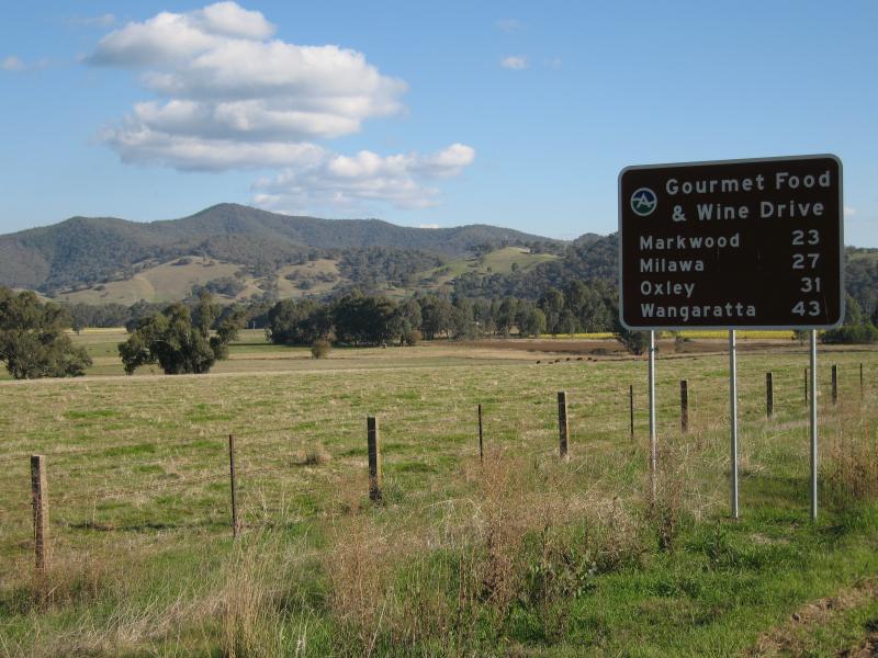 Myrtleford - Glenrowan Road (C522) near Great Alpine Road at Gapstead: Gourmet Food & Wine Drive sign, view south from Glenrowan Rd