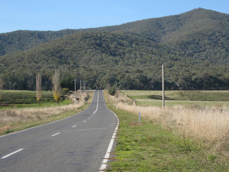 Myrtleford - Glenrowan Road (C522) near Great Alpine Road at Gapstead: View east along Glenrowan Rd towards Great Alpine Rd