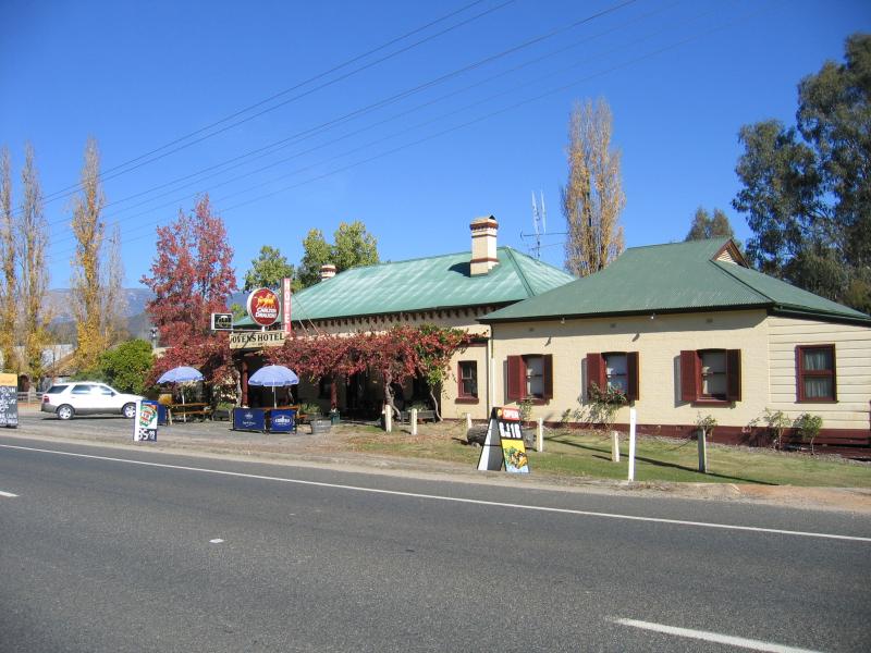 Myrtleford - Town of Ovens, 5 kilometres south-east of Myrtleford: Ovens hotel, Great Alpine Rd