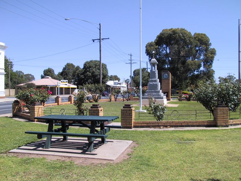 Nagambie - Commercial centre and shops, High Street: Gardens and war memorial in middle of road, view south along High St towards Marie St