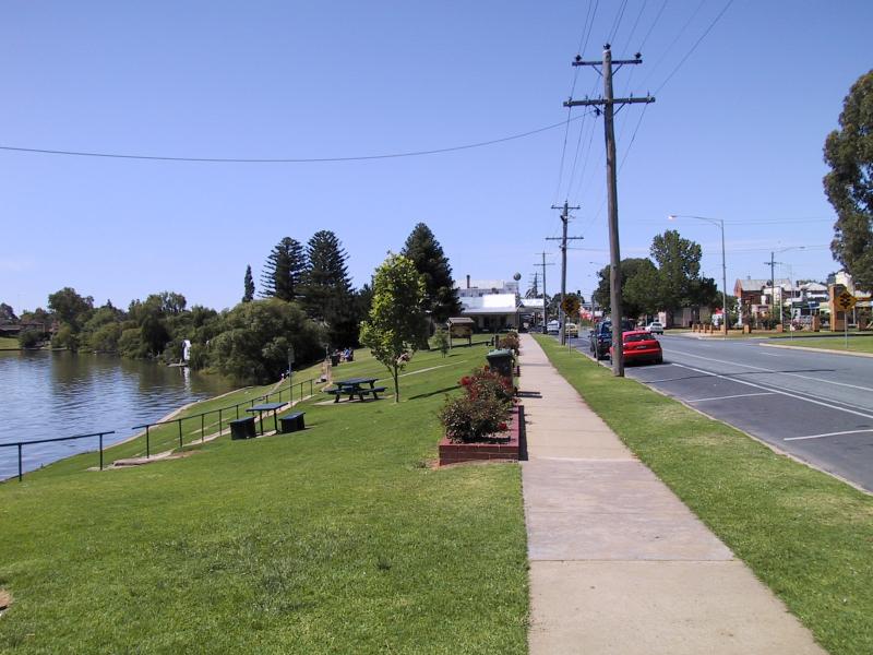 Nagambie - Commercial centre and shops, High Street: Park beside Lake Nagambie, north along High St towards Marie St