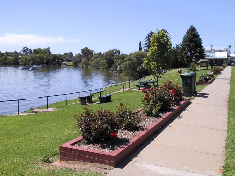 Nagambie - Commercial centre and shops, High Street: Park beside lake, High St