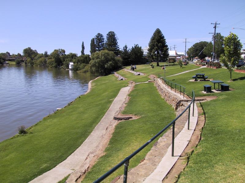 Nagambie - Commercial centre and shops, High Street - Park beside lake, High St