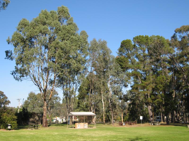 Nagambie - Goulburn Weir and Recreation Area: BBQ shelter and lawns