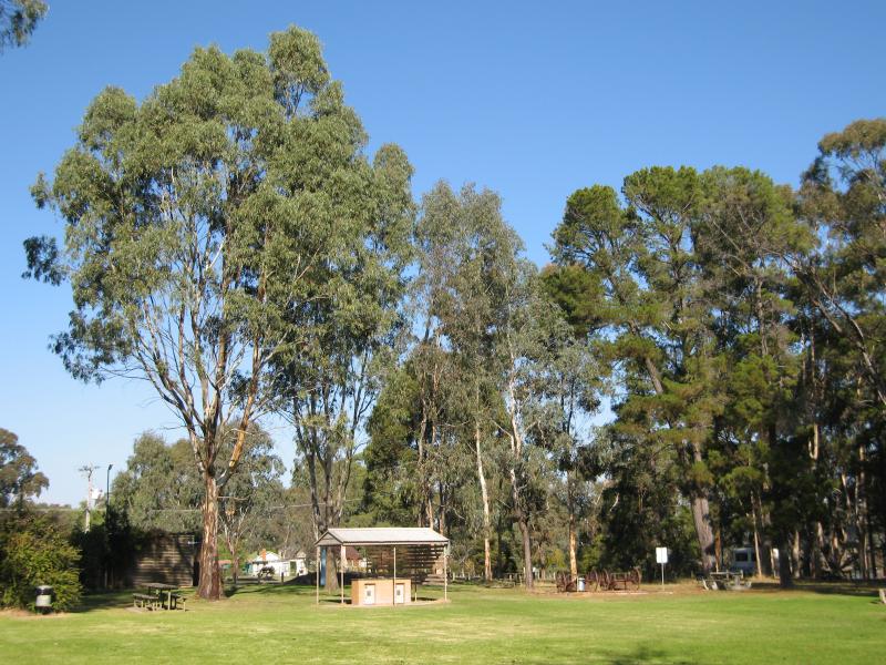 Nagambie - Goulburn Weir and Recreation Area - BBQ shelter and lawns
