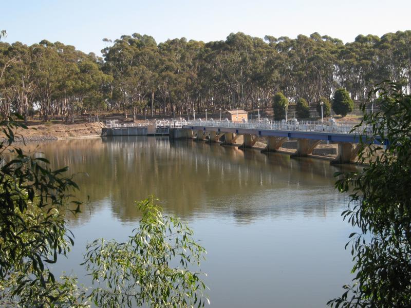 Nagambie - Goulburn Weir and Recreation Area: View towards weir from car park at recreation area